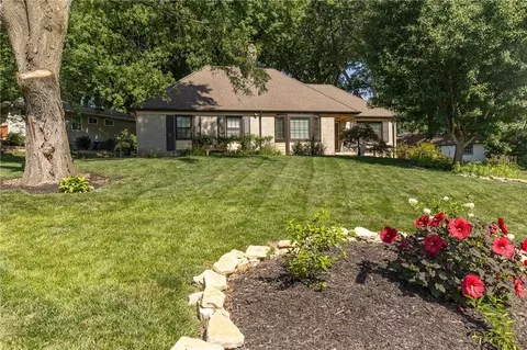 4934 Howe Dr, Roeland Park, KS 66205