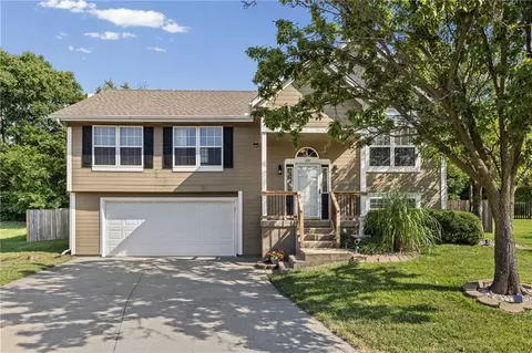 1109 NW Creekside Ct, Blue Springs, MO 64015