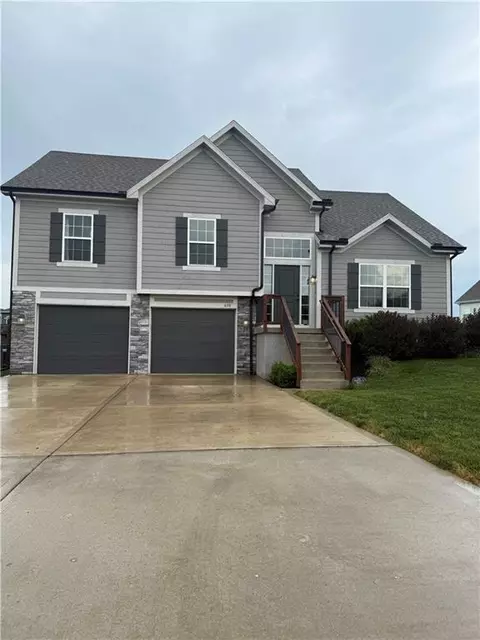 638 SE Colonial Dr, Blue Springs, MO 64014