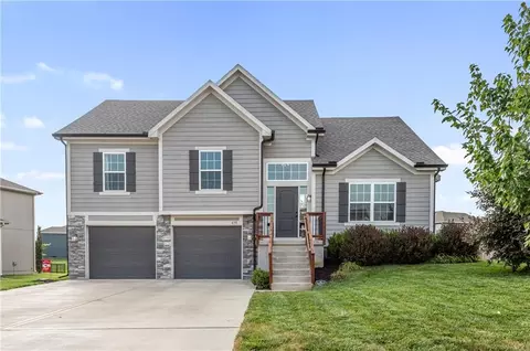 638 SE Colonial Dr, Blue Springs, MO 64014