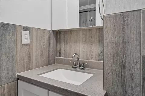 Bath - 707 E 3rd St, Ottawa, KS 66067 photo 2 of 6