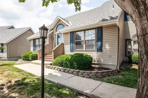 112 Stonebridge Ln, Smithville, MO 64089