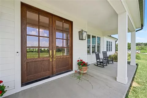 Exterior - 25590 Bundschu Rd, Independence, MO 64056 photo 6 of 11
