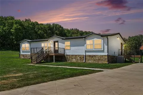 Exterior - 25590 Bundschu Rd, Independence, MO 64056 photo 9 of 11