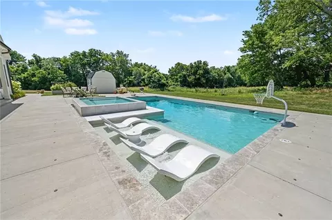 Exterior - 25590 Bundschu Rd, Independence, MO 64056 photo 5 of 11