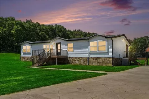 Exterior - 25590 Bundschu Rd, Independence, MO 64056 photo 9 of 11