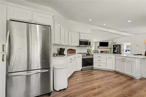 Kitchen - 25590 Bundschu Rd, Independence, MO 64056 photo 7 of 7