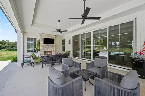 Exterior - 25590 Bundschu Rd, Independence, MO 64056 photo 7 of 11