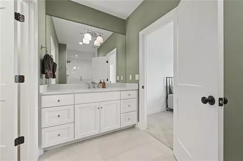 Bath - 25590 Bundschu Rd, Independence, MO 64056 photo 4 of 9