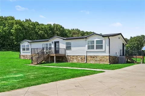 Exterior - 25590 Bundschu Rd, Independence, MO 64056 photo 8 of 11