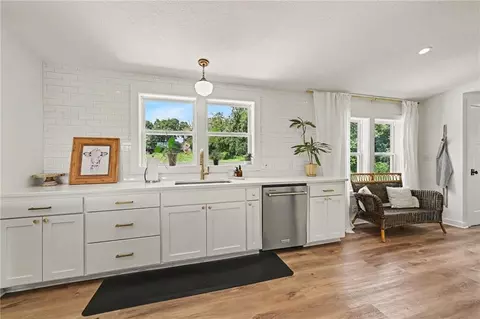 Kitchen - 25590 Bundschu Rd, Independence, MO 64056 photo 6 of 7