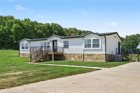 Exterior - 25590 Bundschu Rd, Independence, MO 64056 photo 8 of 11