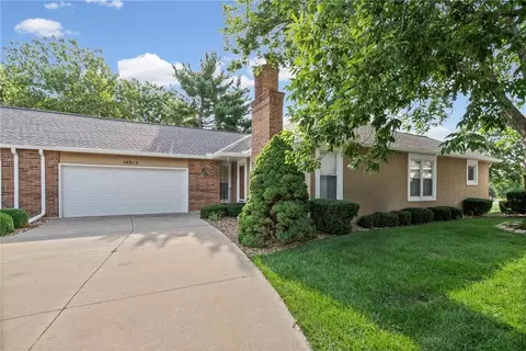 10915 W 98th St, Overland Park, KS 66214