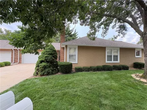 10915 W 98th St, Overland Park, KS 66214