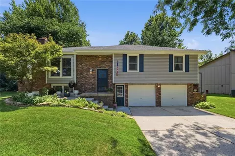 Exterior - 1113 SE 2nd Ter, Lees Summit, MO 64063 photo 4 of 10