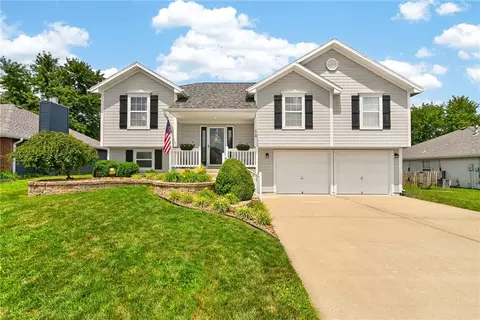 618 SW Gateway Dr, Grain Valley, MO 64029