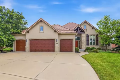 6119 Southlake Dr, Parkville, MO 64152