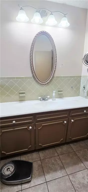 Bath - 413 S Dittman St, Frontenac, KS 66763 photo 3 of 3