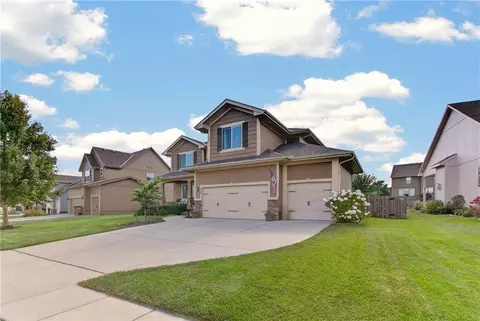 Exterior - 420 Meadowlark Dr, Raymore, MO 64083 photo 4 of 10