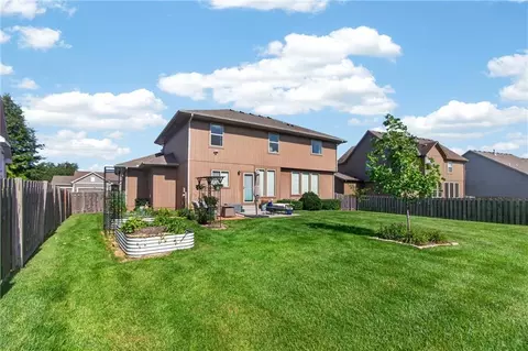 Exterior - 420 Meadowlark Dr, Raymore, MO 64083 photo 6 of 10
