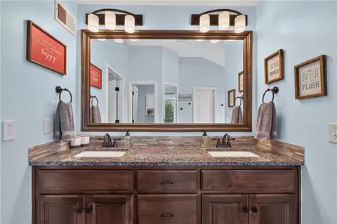 Bath - 420 Meadowlark Dr, Raymore, MO 64083 photo 4 of 7