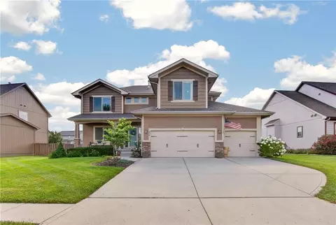 Exterior - 420 Meadowlark Dr, Raymore, MO 64083 photo 2 of 10