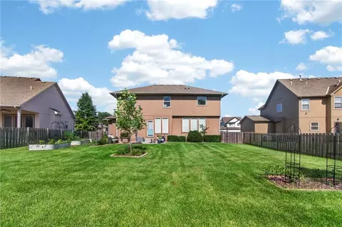 Exterior - 420 Meadowlark Dr, Raymore, MO 64083 photo 7 of 10