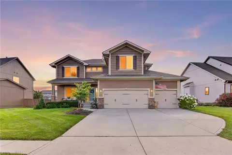 Exterior - 420 Meadowlark Dr, Raymore, MO 64083 photo 3 of 10