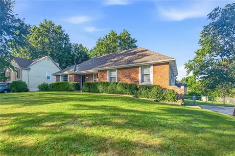 110 W Lexington Dr, Blue Springs, MO 64015