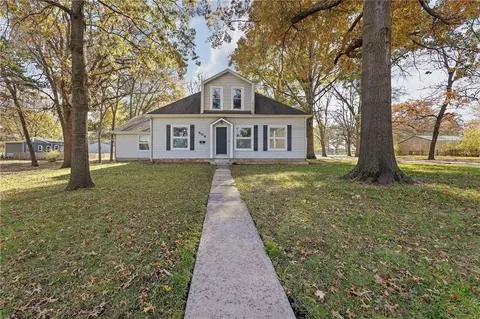 Exterior - 804 E 10th St, Ottawa, KS 66067 photo 2 of 5