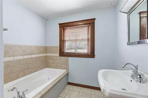 Bath - 804 E 10th St, Ottawa, KS 66067 photo 3 of 4
