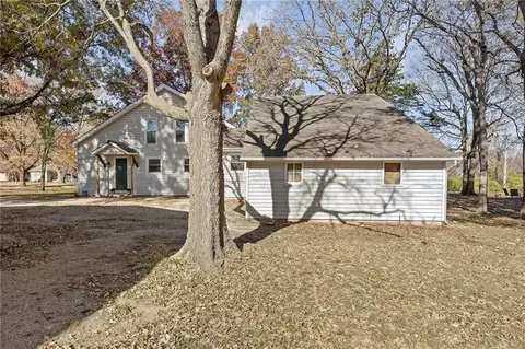 Exterior - 804 E 10th St, Ottawa, KS 66067 photo 3 of 5