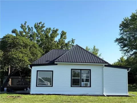 7560 Hoover Rd, Smithville, MO 64089