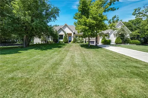 18340 Mohawk Ln, Stilwell, KS 66085