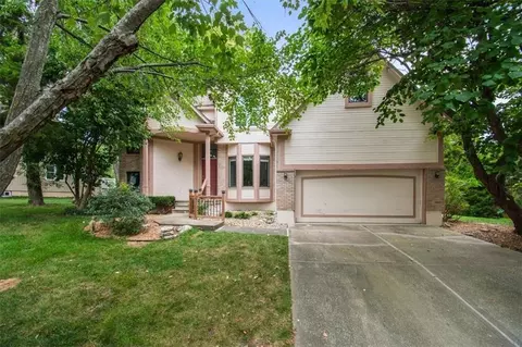2823 S Stoneridge Dr, Blue Springs, MO 64015
