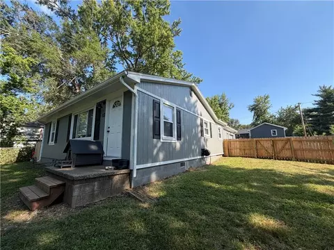 113 Elm St, Buckner, MO 64016 photo 2