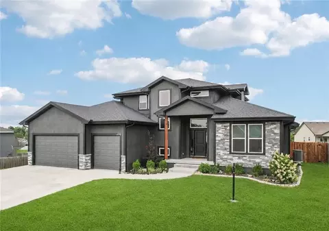 2705 Meadowbrook Ct, Tonganoxie, KS 66086