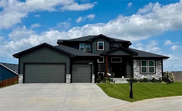 2705 Meadowbrook Ct, Tonganoxie, KS 66086