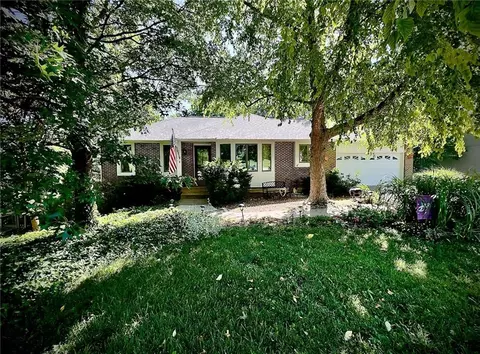 6003 Greenwood St, Shawnee, KS 66216