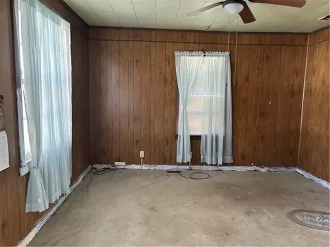 Living - 606 Harmon St, Saint Joseph, MO 64504 photo 2 of 2