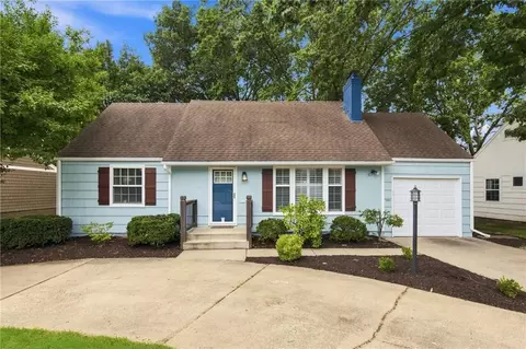3705 W 71st St, Prairie Village, KS 66208