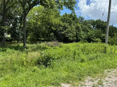 2 Applewood Ln, Linn Valley, KS 66040