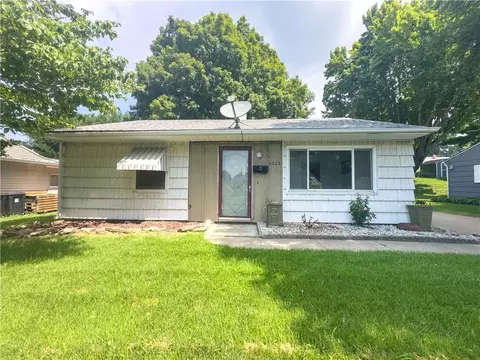2205 Maple St, Saint Joseph, MO 64507 photo 2