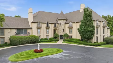 7223 Mission Rd #104, Prairie Village, KS 66208