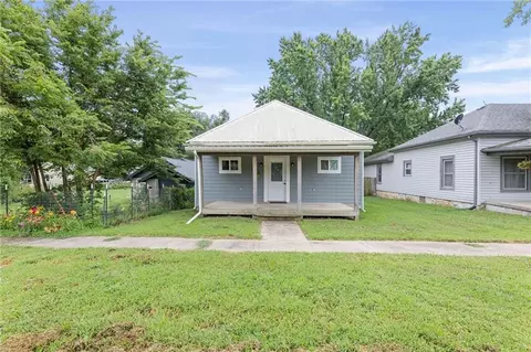 Exterior - 534 E 2nd Ave, Garnett, KS 66032 photo 8 of 8