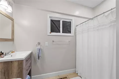 Bath - 534 E 2nd Ave, Garnett, KS 66032 photo 3 of 3