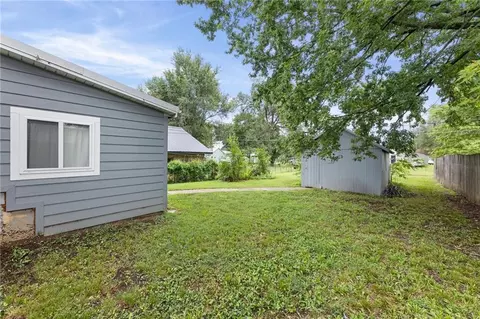 Exterior - 534 E 2nd Ave, Garnett, KS 66032 photo 4 of 8