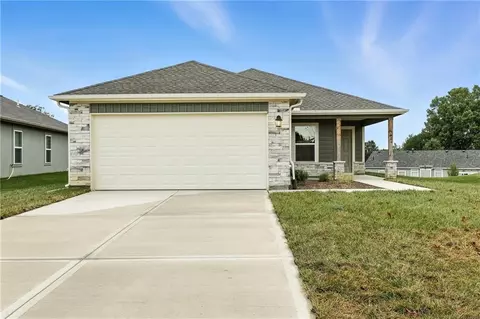 428 Valley View Dr, Tonganoxie, KS 66086