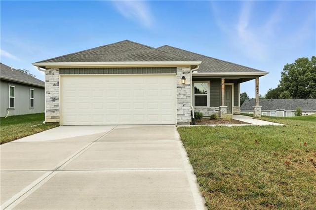 428 Valley View Dr, Tonganoxie, KS 66086