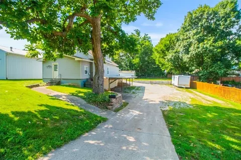 Exterior - 207 W 23rd St, Independence, MO 64055 photo 4 of 7